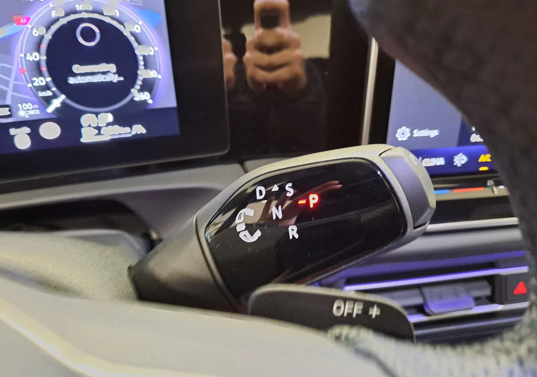 Le levier de vitesses automatique noir du Volkswagen Tiguan 2025, avec affichage lumineux sur tableau de bord.