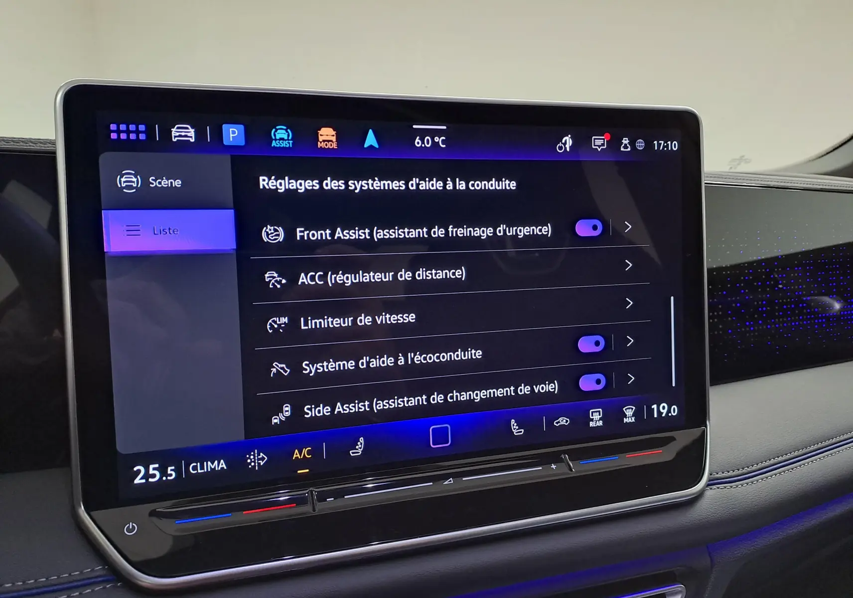 Écran tactile central du Volkswagen Tiguan 2025 affichant les réglages des aides à la conduite, ambiance intérieure moderne.