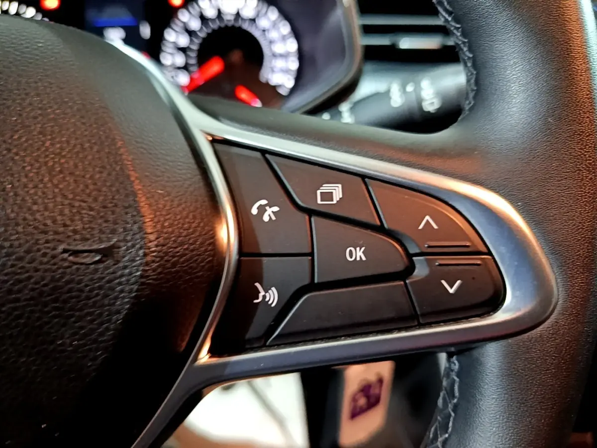 Gros plan sur les commandes multifonctions du volant en cuir synthétique noir de la Renault Clio Business 2022.