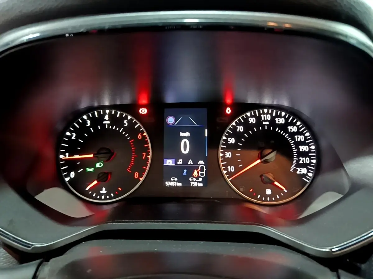 Vue rapprochée du tableau de bord de la Renault Clio Business bleu, affichage numérique et compte-tours analogiques.