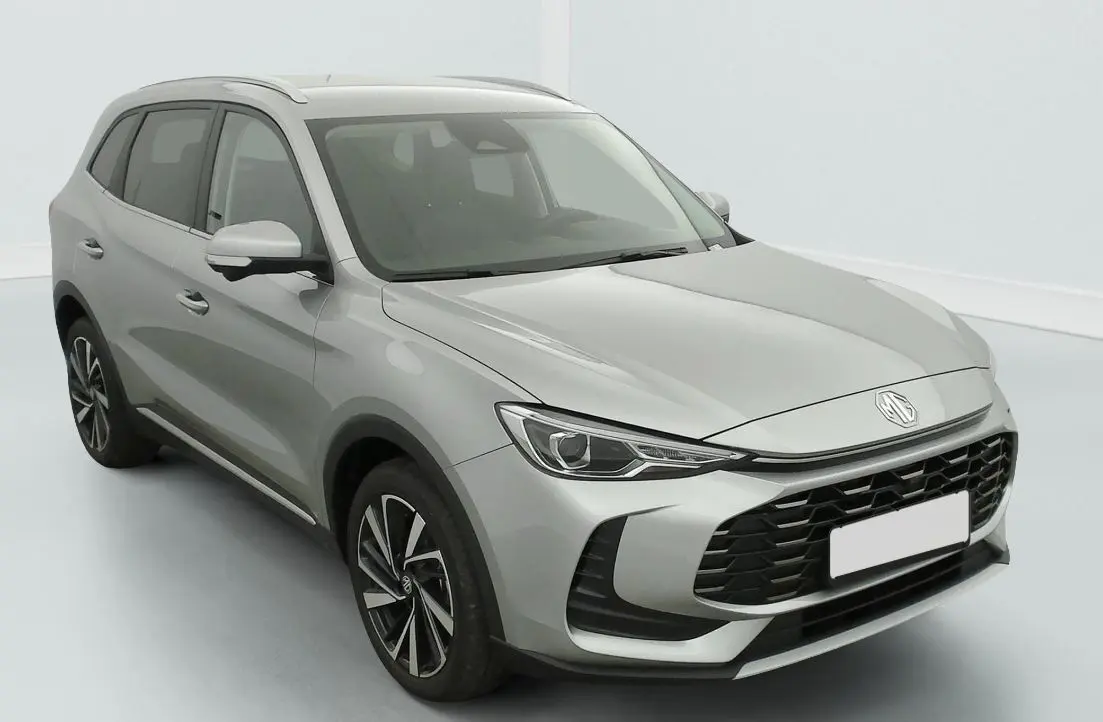 MG ZS 1.5 L Hybrid+ gris argent vu en 3/4 avant droit, avec calandre large et jantes alliage distinctives.