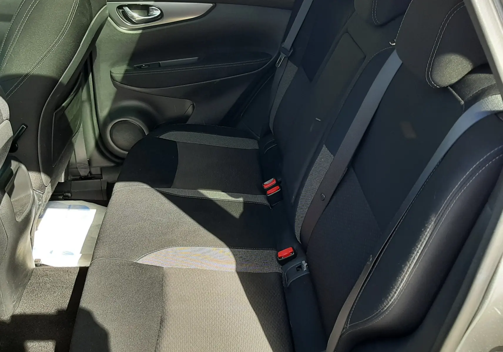 Vue intérieure côté droit des sièges arrière en tissu gris noir du Nissan Qashqai 1.2 DIG-T 115CH N-Connecta 2018.