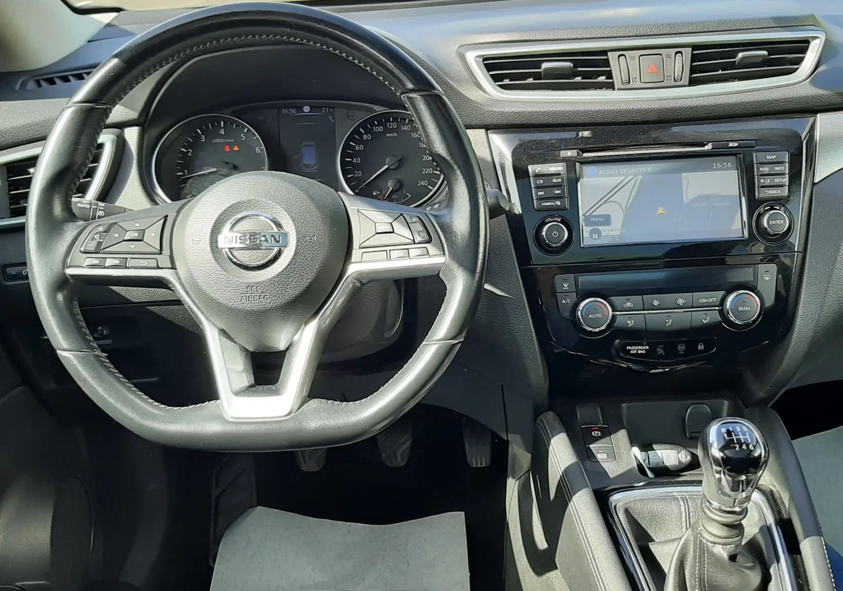 Vue intérieure du tableau de bord et volant noir du Nissan Qashqai 2018 avec boîte manuelle et écran tactile central.