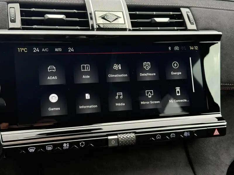 Écran tactile central du DS7 E-TENSE 2024 affichant les menus de climatisation, médias et aides à la conduite.