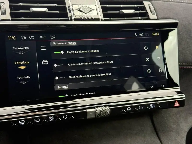 Écran tactile central du DS7 E-TENSE 2024 gris, affichant les options d’alerte de sécurité routière.