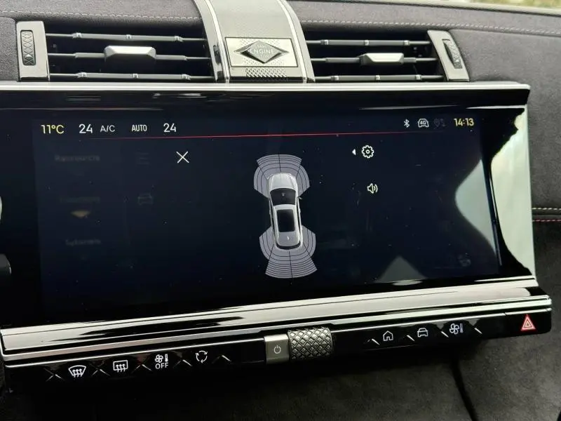 Écran tactile central du DS7 E-TENSE 2024 montrant l'aide au stationnement, avec finition intérieure noire et détails chromés.