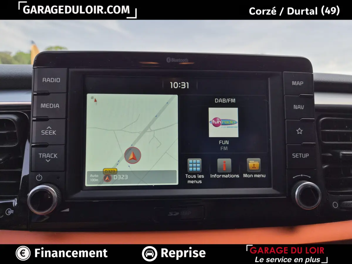 Écran tactile central de la Kia Stonic 1.0 T-GDi 2019 affichant la navigation et la radio, vue de face.