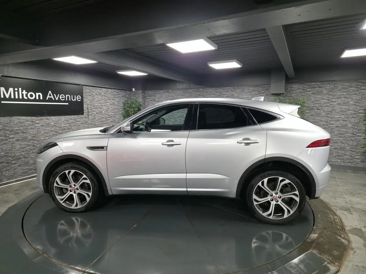 Profil droit d'un Jaguar E-PACE gris métallisé 2019 avec jantes 20 pouces et vitres arrière teintées.