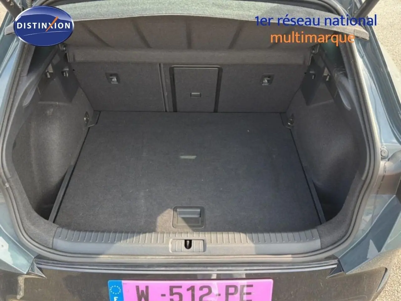 Coffre ouvert vu de dessus d’un CUPRA Formentor gris magnétique métal, montrant un espace de chargement propre et spacieux.