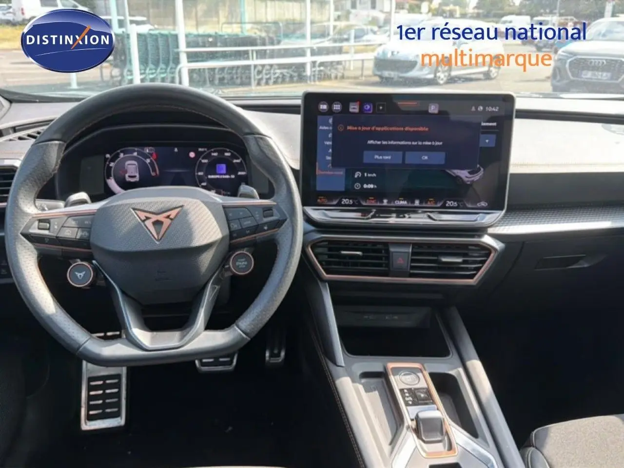 Vue intérieure du tableau de bord et volant du CUPRA Formentor 2.0 TDI 150CH DSG 2025 avec écran tactile et finitions noires.