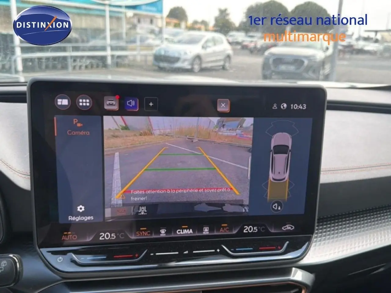 Écran tactile intérieur affichant la caméra de recul et l’aide au stationnement du CUPRA Formentor gris métallique, vue de face.