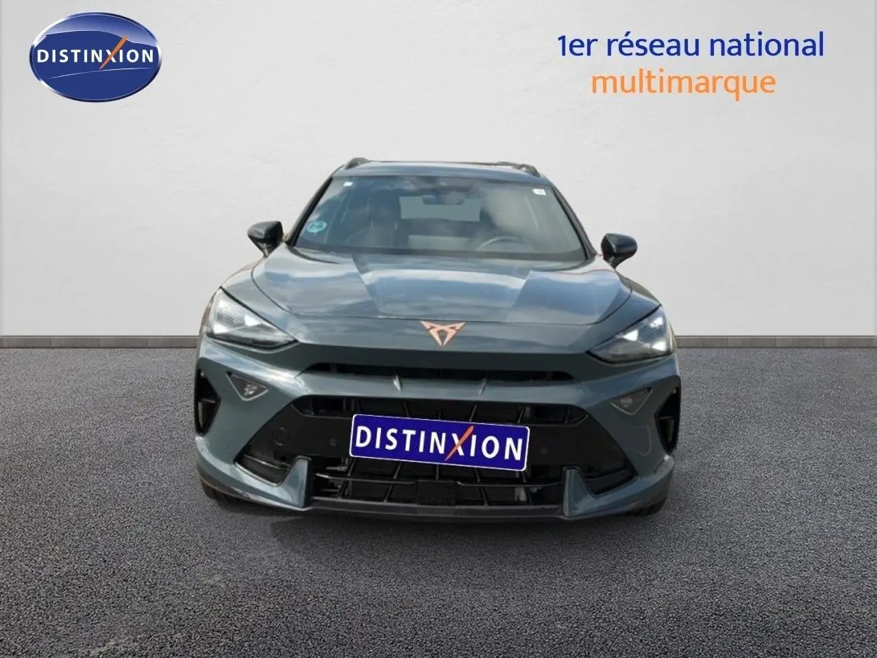 Vue de face d'une CUPRA Formentor 2.0 TDI 150CH DSG gris magnétique métallisé avec calandre noire distinctive.