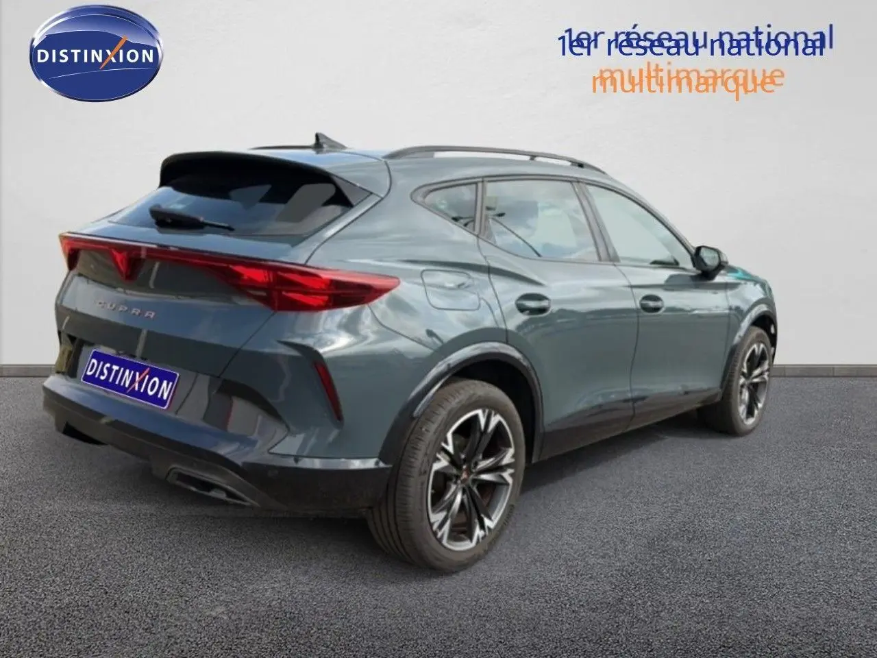 Vue 3/4 arrière droite d'une CUPRA Formentor gris magnétique métallisé avec jantes alliage et feux arrière LED.