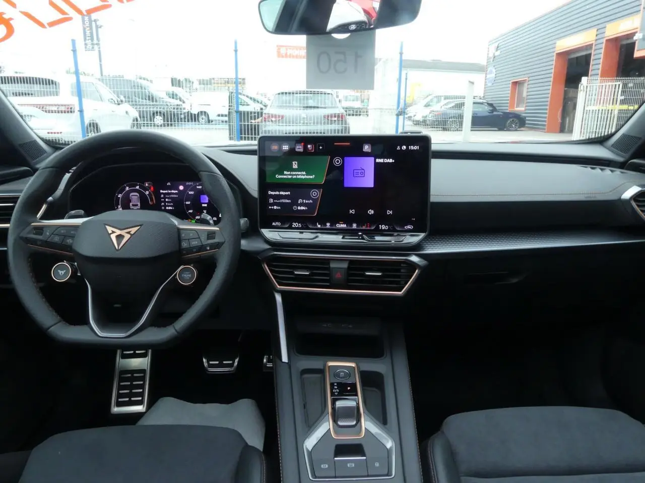 Vue intérieure frontale du tableau de bord noir et volant Cupra avec écran tactile HD au centre du CUPRA Formentor gris Graphene.