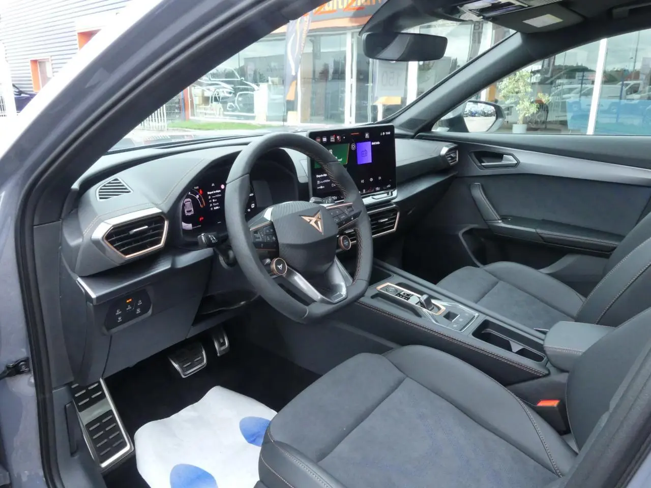 Intérieur avant droit du CUPRA Formentor gris Graphène, volant cuir Cupra, écran tactile et sièges suédine noirs.