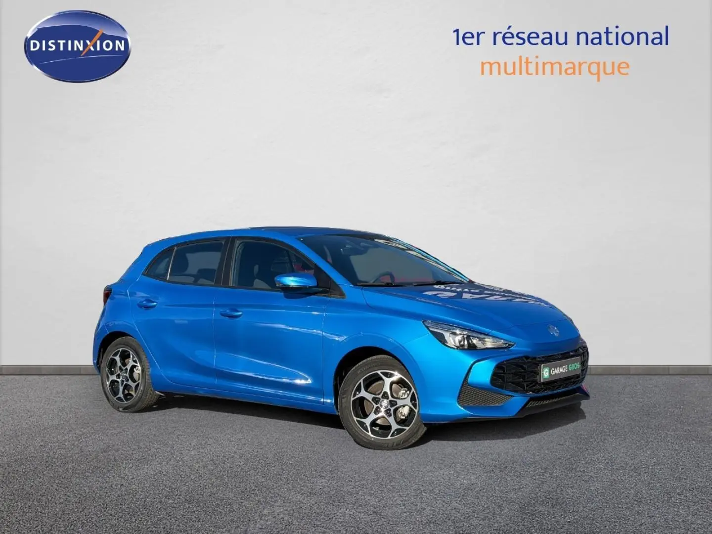 Vue 3/4 avant droite d'une MG3 1.5 Hybrid+ 2024 en Como Blue métallisé avec jantes alliage distinctives.