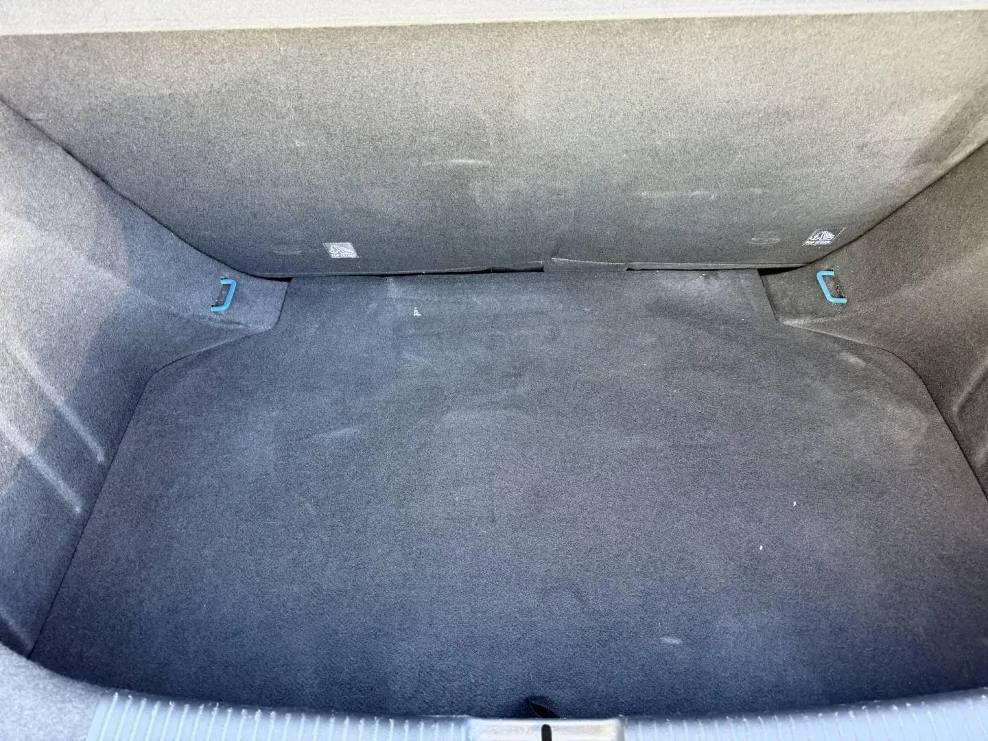 Vue plongeante sur le coffre vide de la MG3 1.5 Hybrid+ 195ch 2024, revêtement intérieur noir.