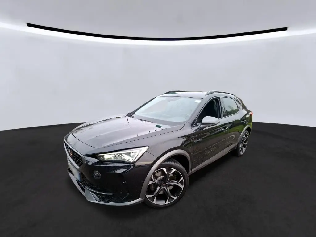 Vue 3/4 avant droite d'un CUPRA Formentor 1.4 E-HYBRID 245 VZ noir, avec jantes alliage et phares LED allumés.