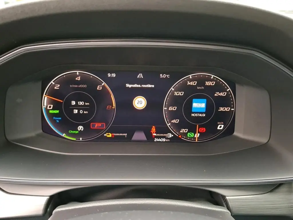 Vue rapprochée du tableau de bord numérique noir du CUPRA Formentor 1.4 E-HYBRID 245 VZ affichant vitesse et compte-tours.