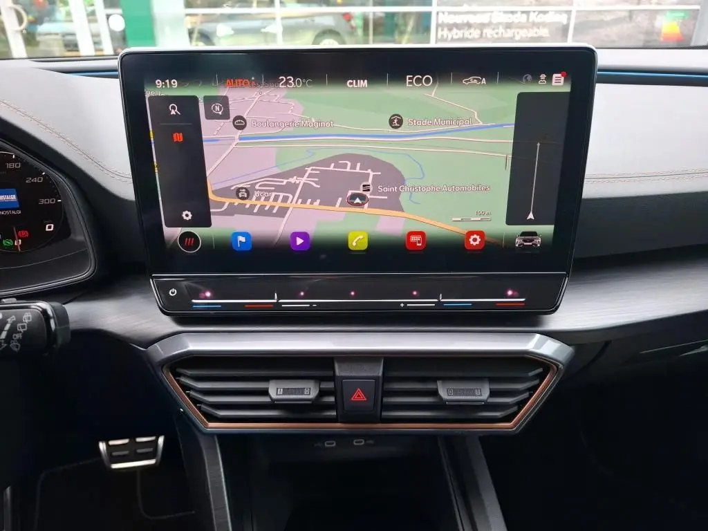 Écran tactile central du tableau de bord du CUPRA Formentor noir 2023, affichant la navigation GPS et commandes climatisation.