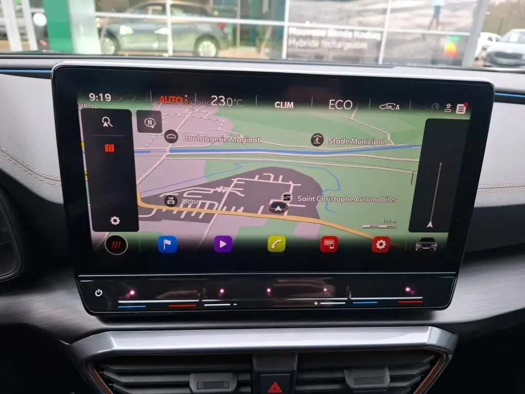 Écran tactile central du tableau de bord du CUPRA Formentor 1.4 E-HYBRID 245 VZ noir, affichant la navigation GPS.
