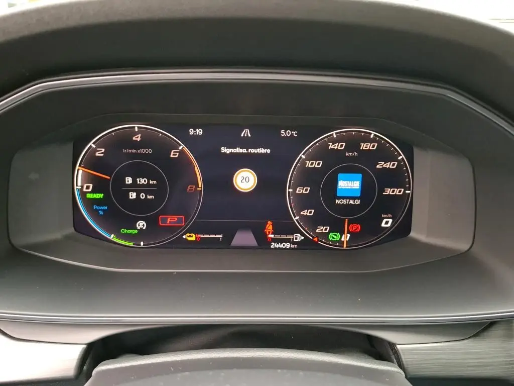 Vue 3/4 arrière droite d'une CUPRA Formentor noir brillant avec feux arrière LED allumés sur fond neutre.