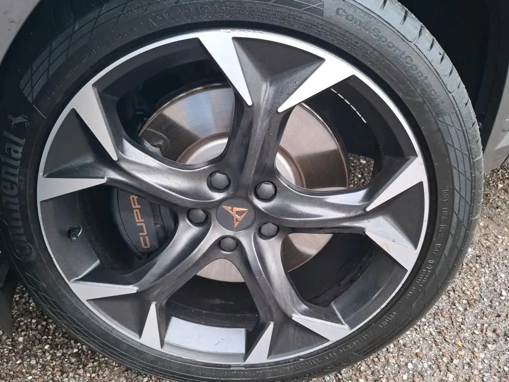 Gros plan sur la jante noire et argentée d'une CUPRA Formentor 1.4 E-HYBRID 245 VZ avec logo CUPRA orange.