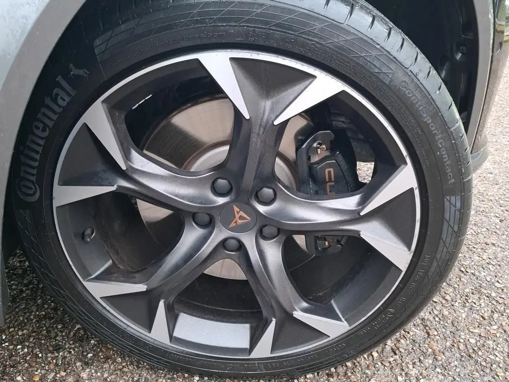 Gros plan sur la jante noire et grise avec logo CUPRA, pneu Continental, sur une CUPRA Formentor 1.4 E-HYBRID 2023.