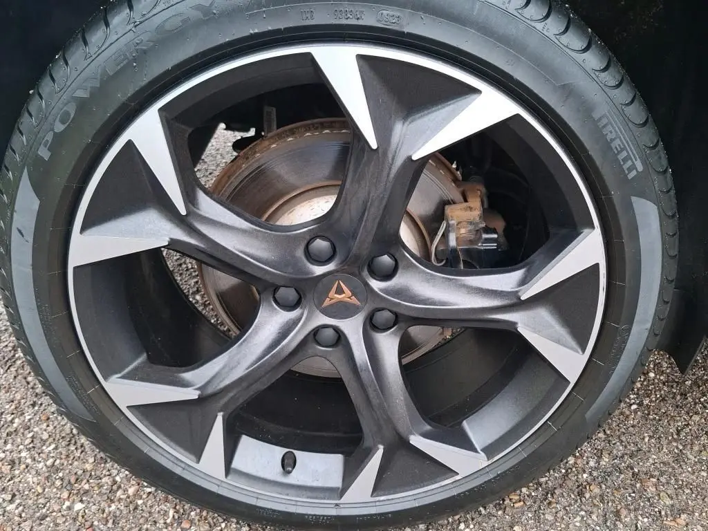 Gros plan sur la jante noire et argentée du CUPRA Formentor 1.4 E-HYBRID 245 VZ avec logo central distinctif.