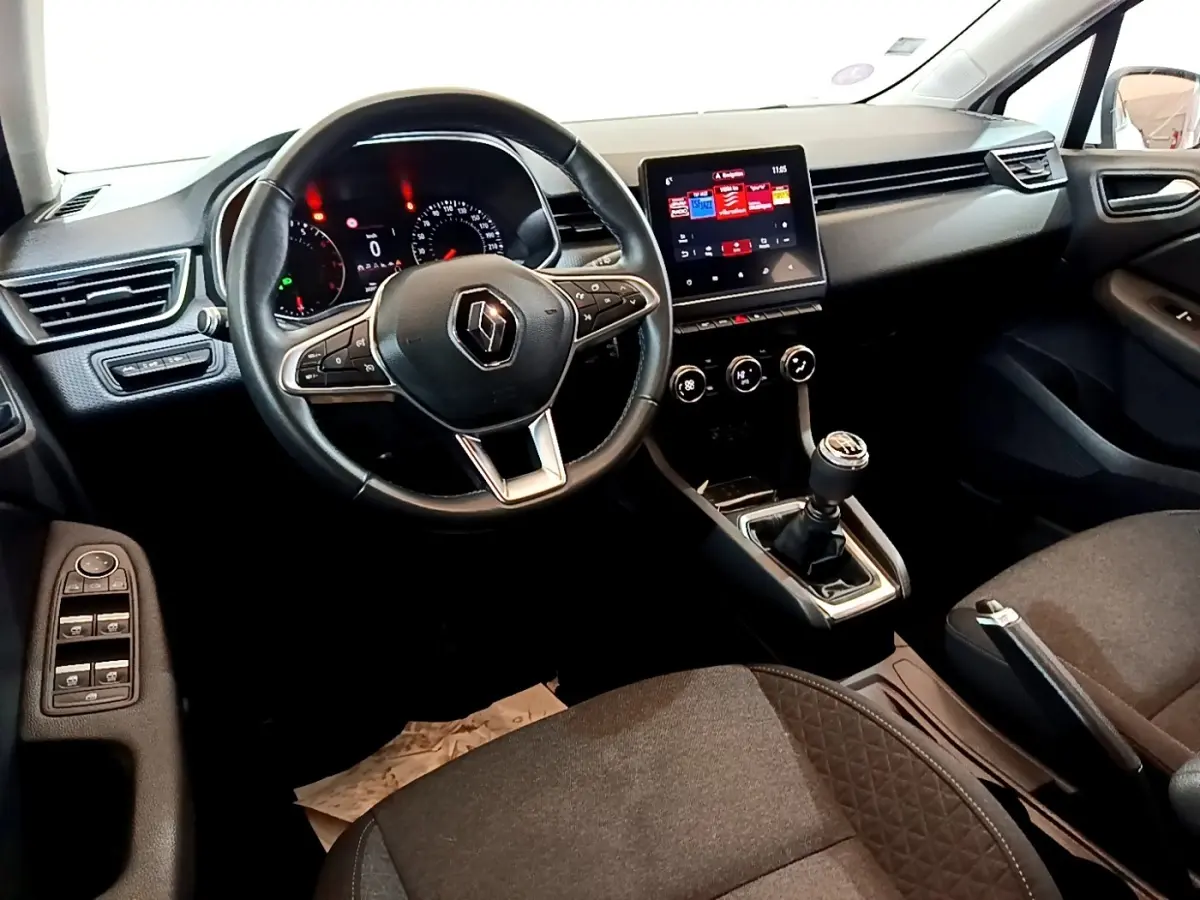 Intérieur Renault Clio Business TCe 100 2020 vu côté conducteur, volant cuir multifonctions et écran tactile central.