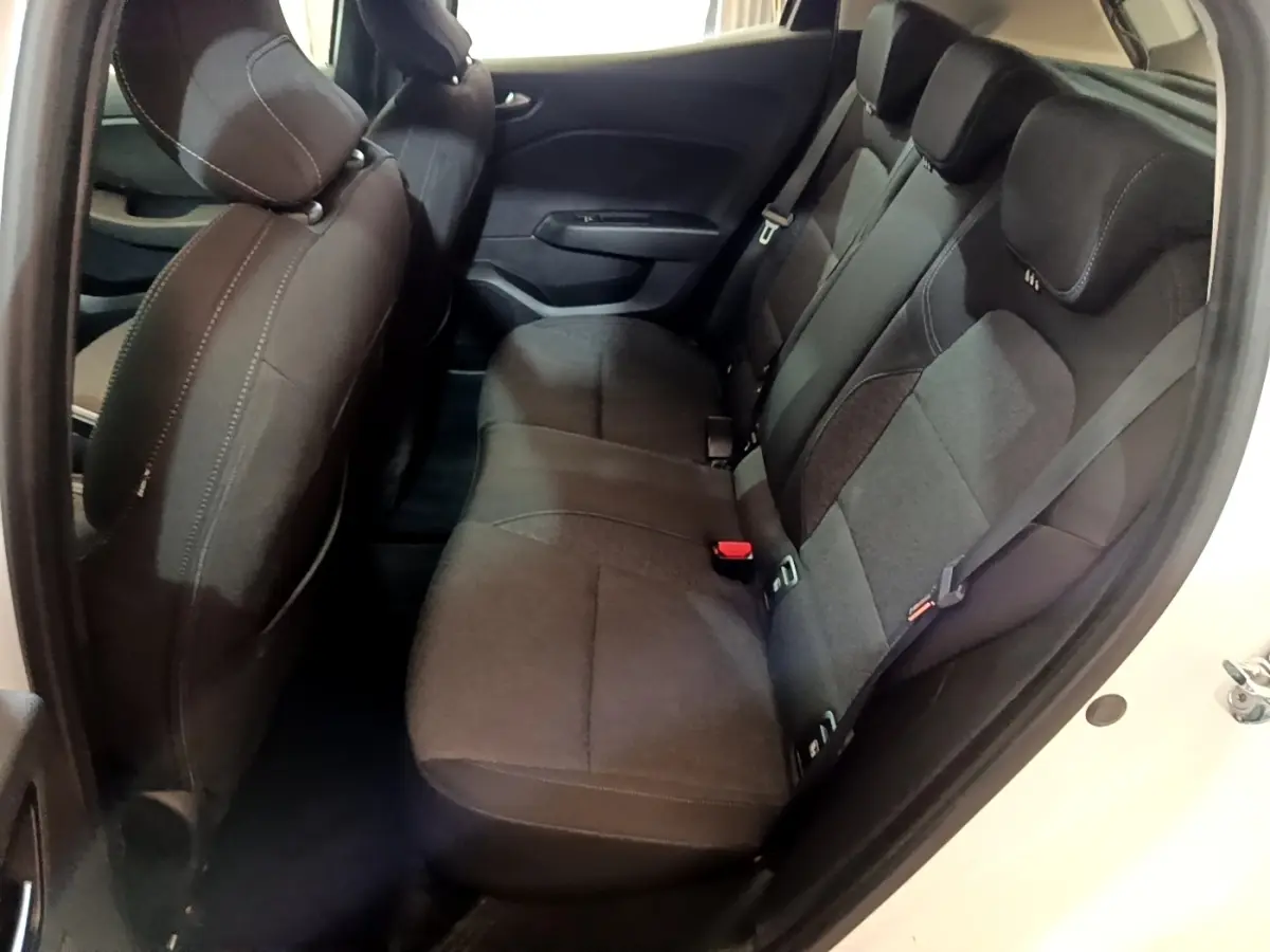 Vue intérieure côté gauche montrant la banquette arrière noire de la Renault Clio Business TCe 100 blanche de 2020.