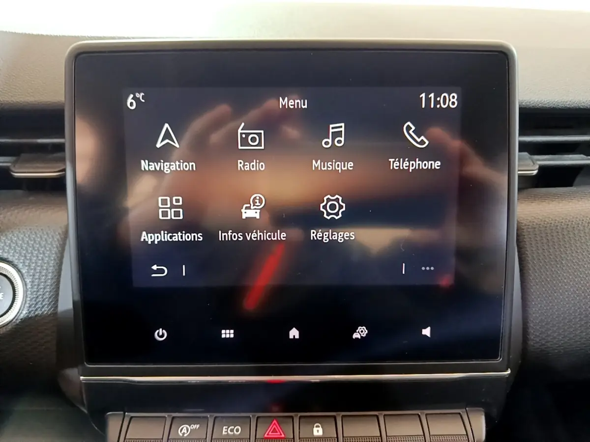 Écran tactile central de la Renault Clio Business TCe 100 2020 affichant le menu principal avec navigation et radio.