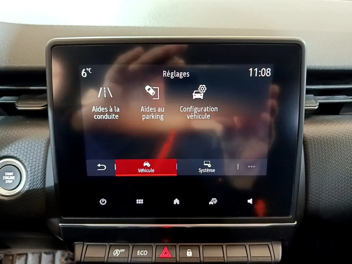 Écran tactile central de la Renault Clio Business TCe 100 2020 affichant les réglages d’aides à la conduite et au parking.