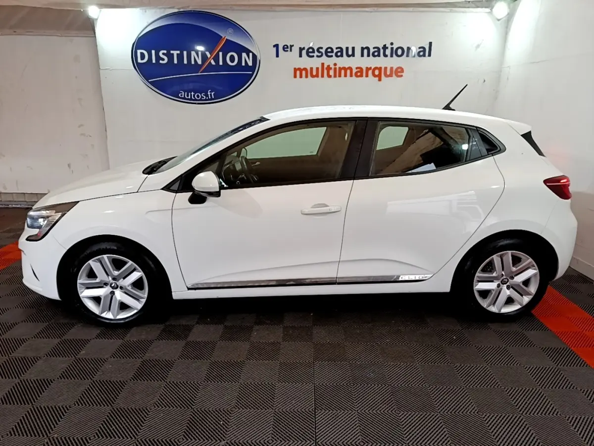 Profil droit d'une Renault Clio Business TCe 100 blanche de 2020, avec jantes alliage et poignées de porte ton carrosserie.