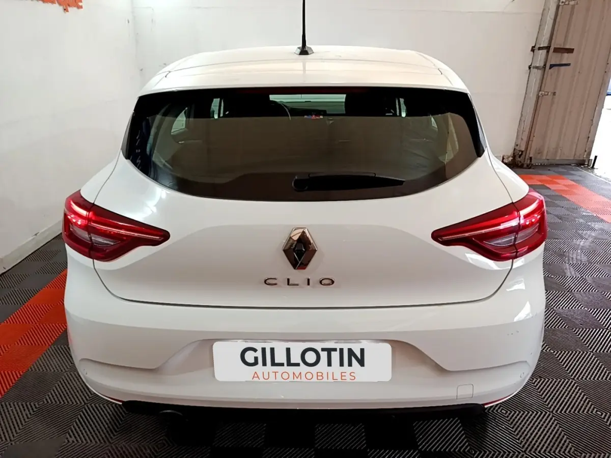 Vue arrière d'une Renault Clio blanche de 2020 avec feux arrière LED et logo Renault centré.