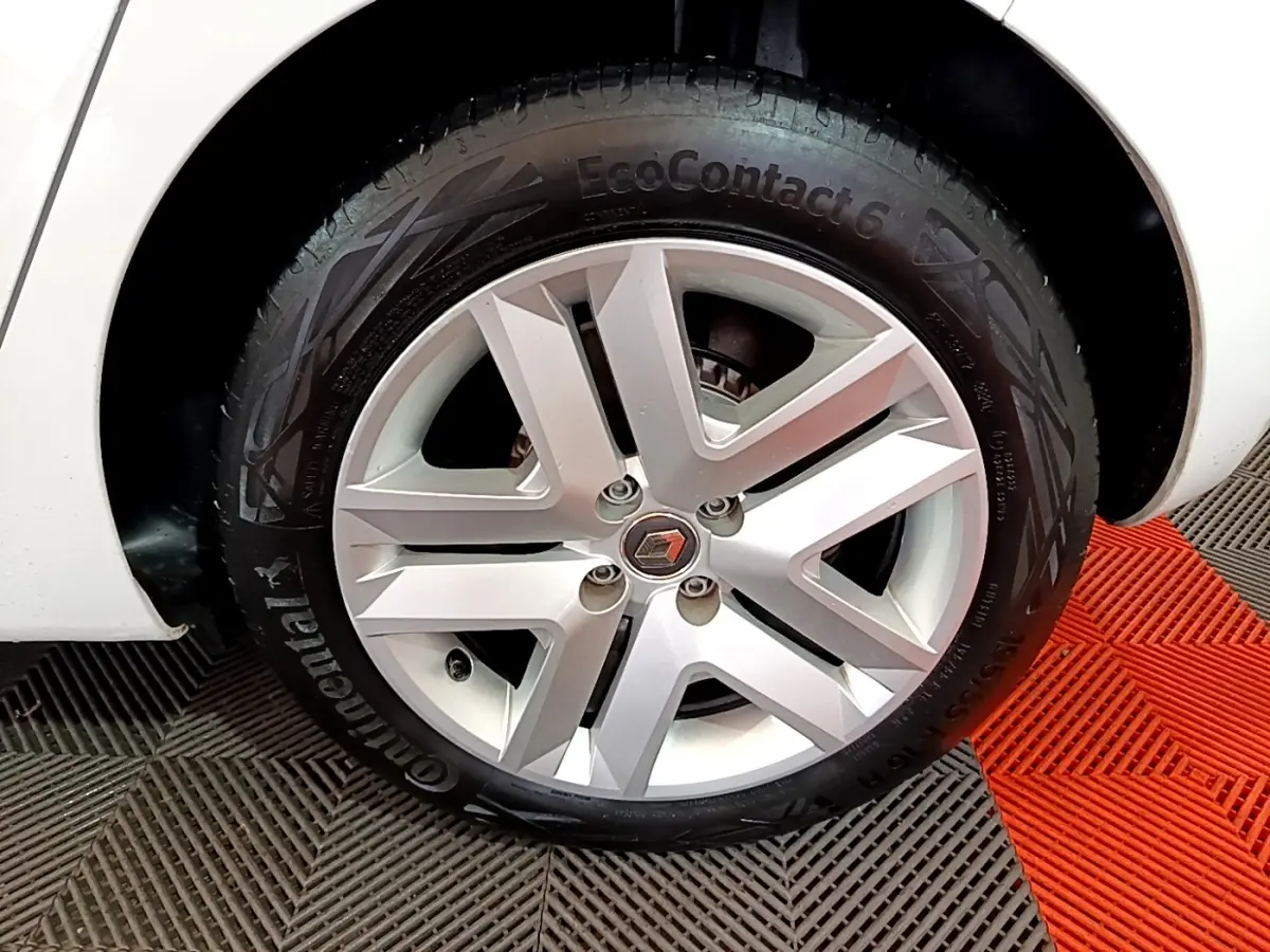 Gros plan sur la roue avant droite d’une Renault Clio Business blanche, montrant le pneu EcoContact.