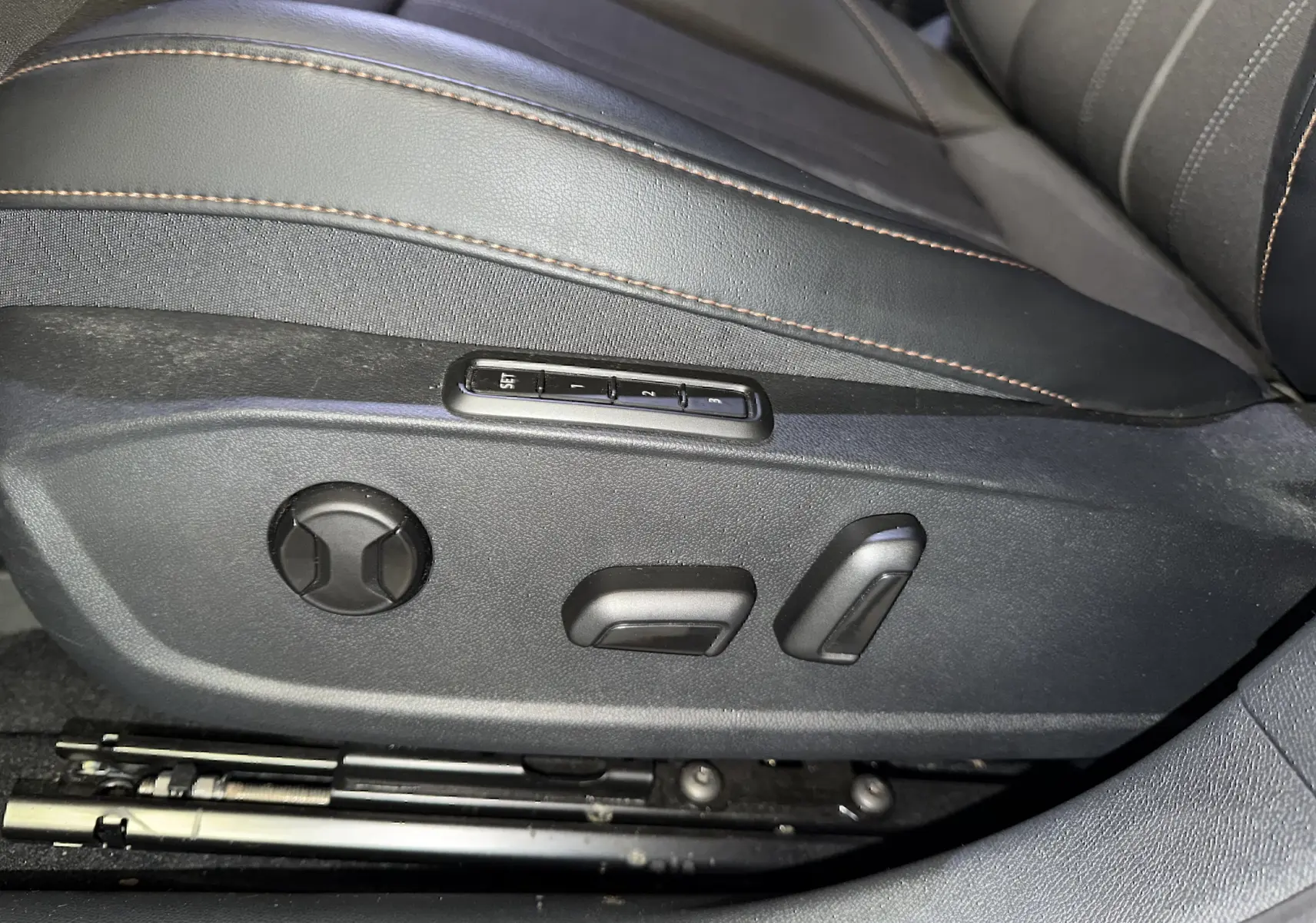 Gros plan sur les commandes de réglage électrique du siège avant en cuir gris avec surpiqûres contrastantes du CUPRA Formentor 1.4 Hybrid 2023.