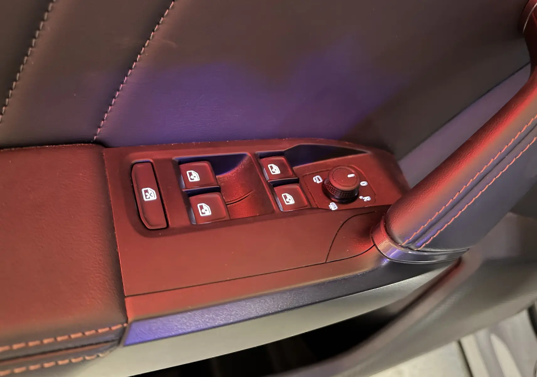 Gros plan sur les commandes des vitres électriques et rétroviseurs côté conducteur d’une CUPRA Formentor gris 2023.