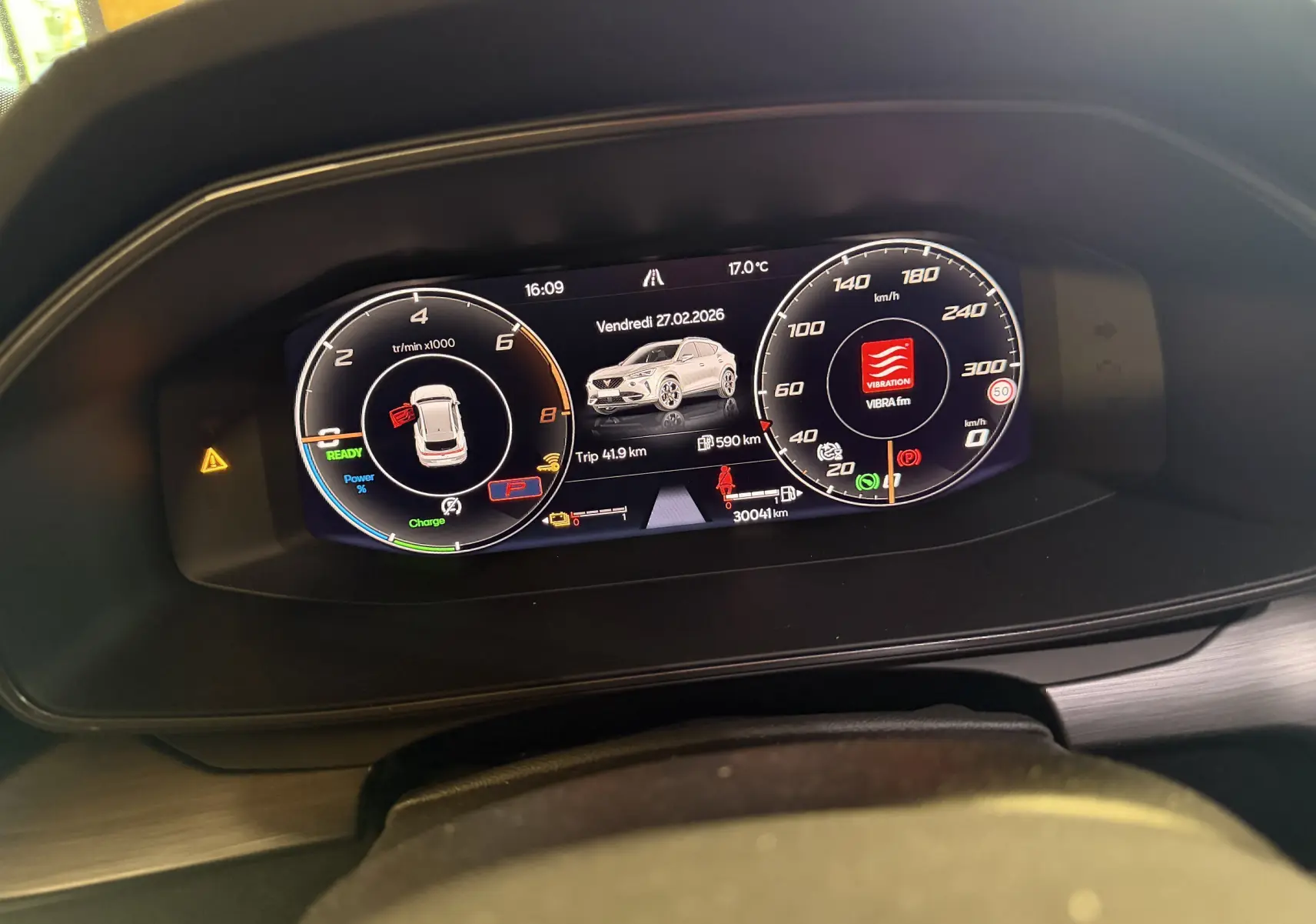 Tableau de bord numérique de la CUPRA Formentor 1.4 Hybrid gris, affichant compte-tours, vitesse et informations du véhicule.