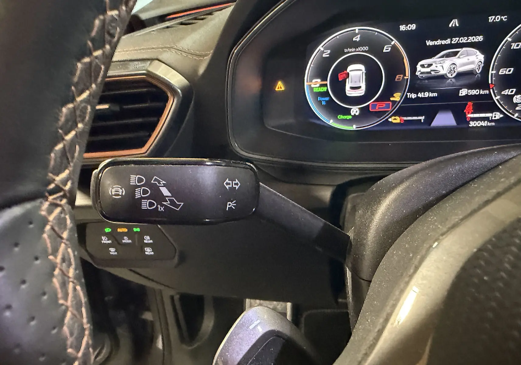 Gros plan sur le combiné d'instruments numérique et la commande de clignotants du CUPRA Formentor gris, intérieur noir.