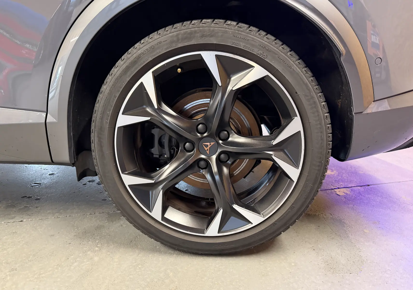 Gros plan sur la roue arrière droite d’un CUPRA Formentor gris 2023, mettant en valeur l’aile et le passage de roue.