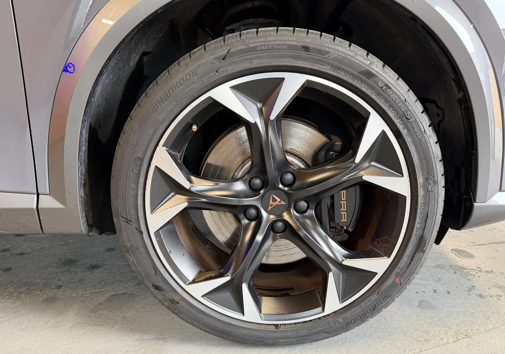 Gros plan sur la roue avant droite gris foncé du CUPRA Formentor 1.4 Hybrid 245 VZ avec étrier de frein marqué CUPRA.