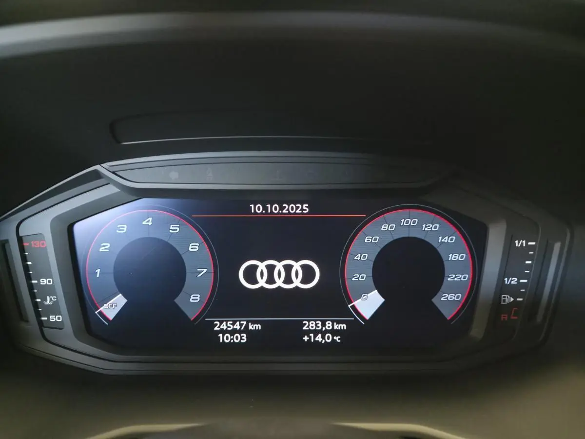 Tableau de bord numérique de l'Audi A1 Sportback 2024 affichant compte-tours, vitesse et logo Audi central.