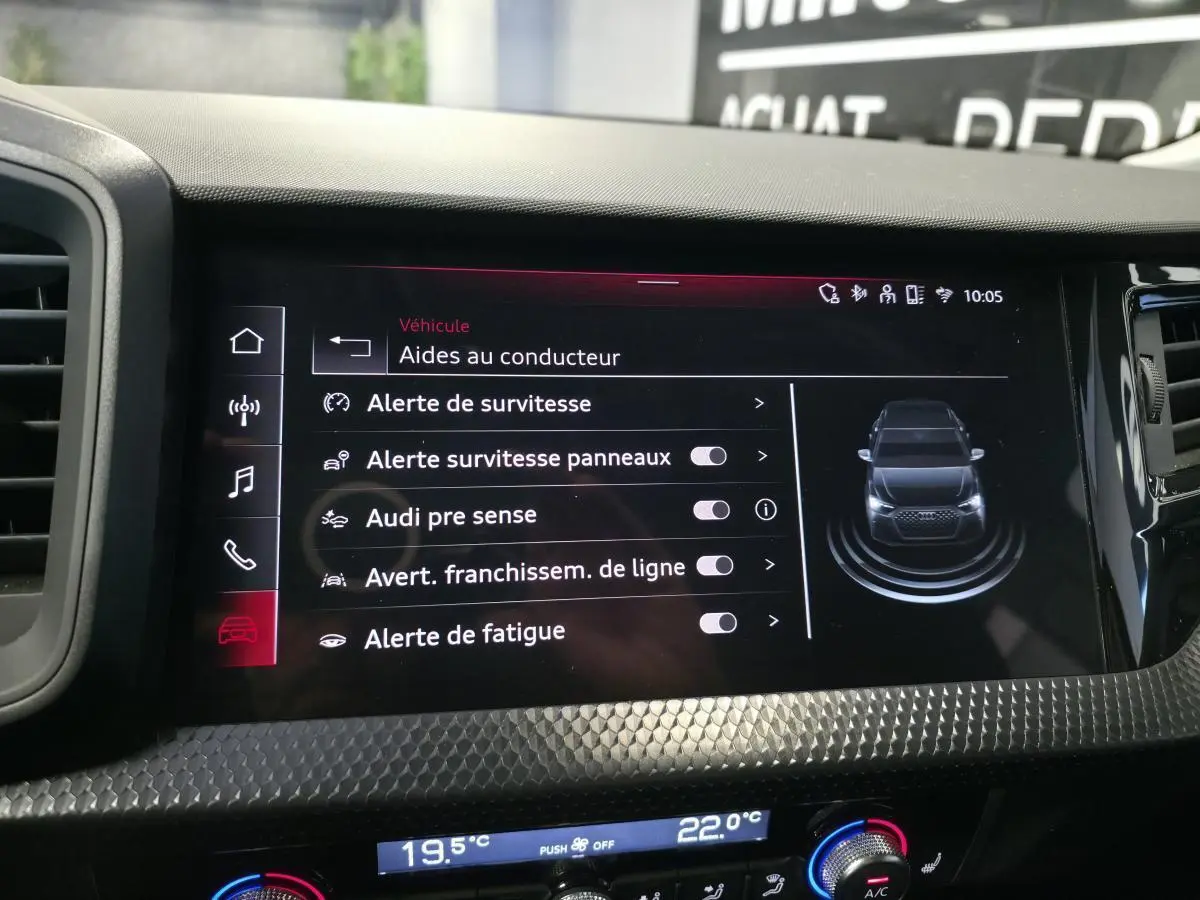 Écran tactile central de l’Audi A1 2024 affichant les aides à la conduite avec décorations intérieures en laque diamant.