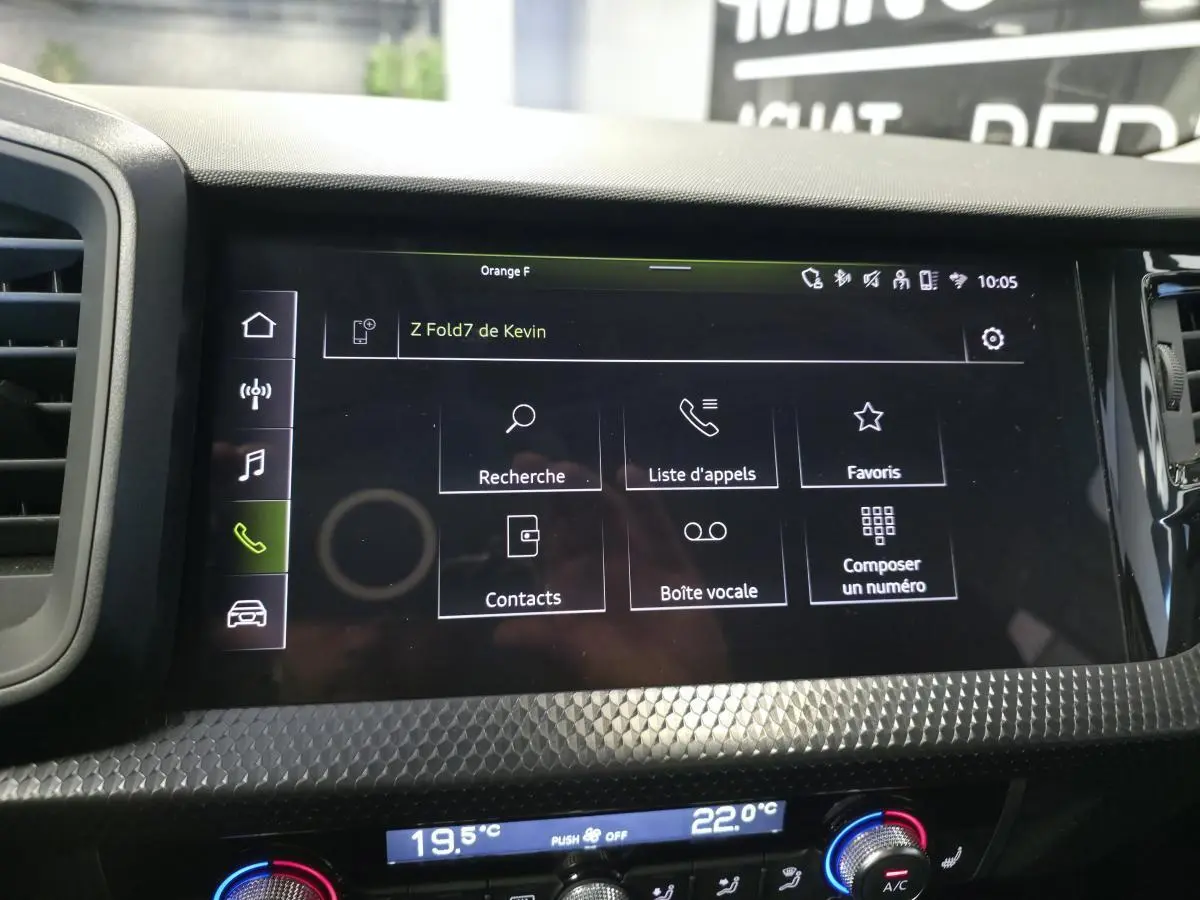 Vue rapprochée de l'écran tactile central de l'Audi A1 Sportback 2024, affichant le menu appels et commandes multimédia.