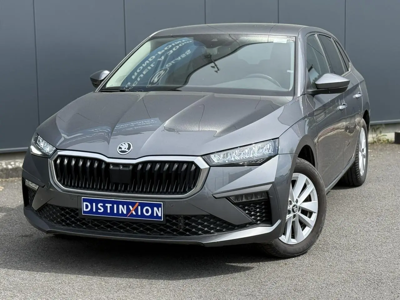 Vue 3/4 avant droite d'une Skoda Scala gris graphite avec calandre noire et jantes alliage 16 pouces.