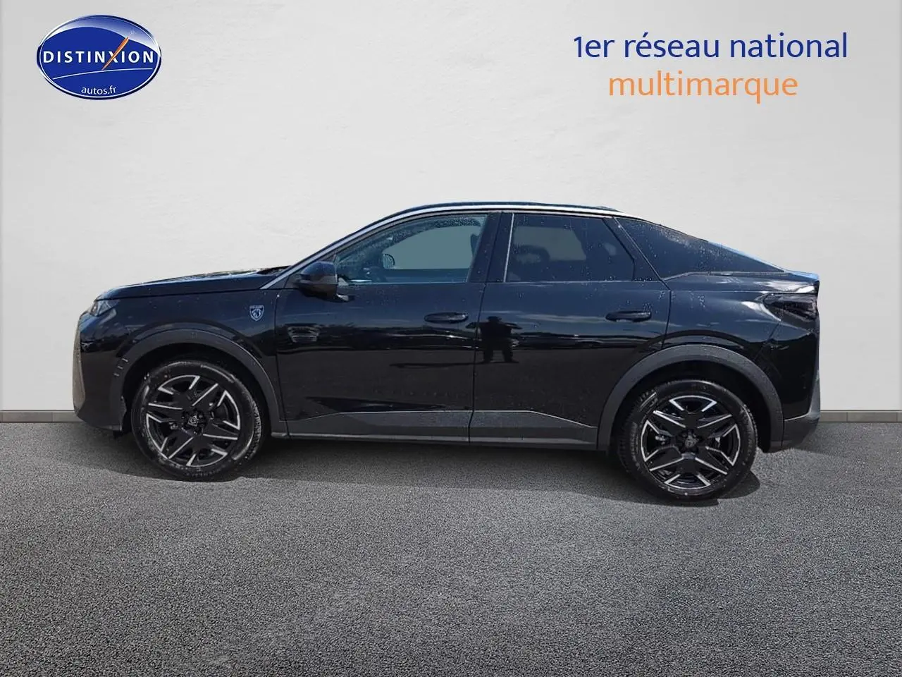 Vue de profil côté gauche d’un Peugeot 3008 noir 2025 avec jantes alliage et lignes modernes distinctives.