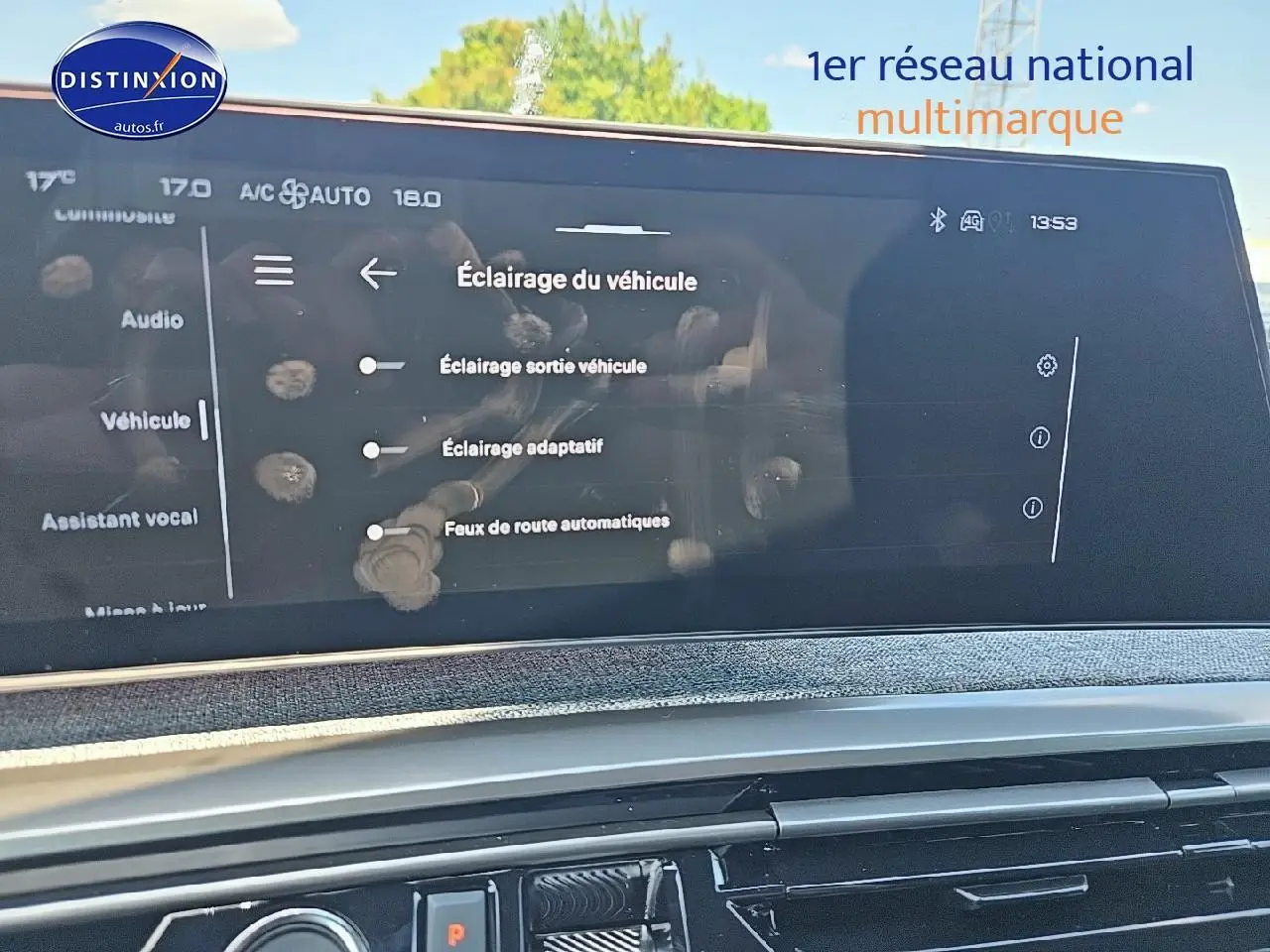 Écran tactile intérieur du Peugeot 3008 2025 affichant les réglages d’éclairage du véhicule, vue frontale.