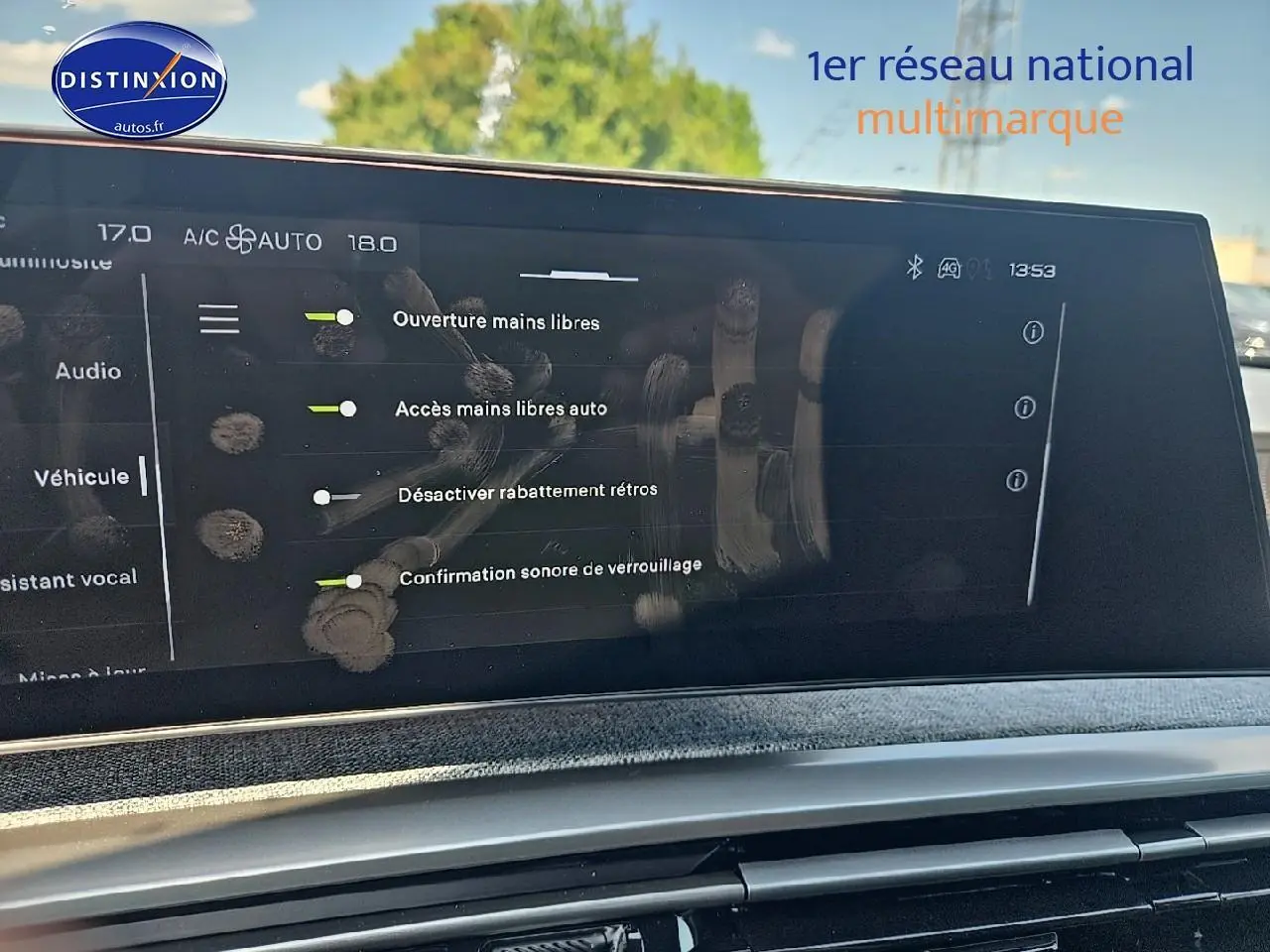Écran tactile du tableau de bord du Peugeot 3008 noir, affichant les réglages mains libres avec traces de doigts visibles.