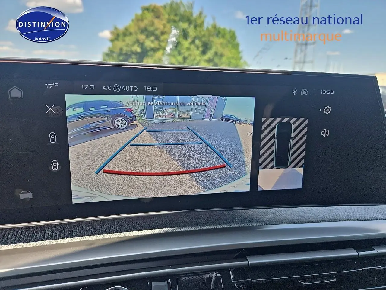 Écran tactile intérieur montrant la caméra de recul et l’aide au stationnement du Peugeot 3008 noir, vue de face.